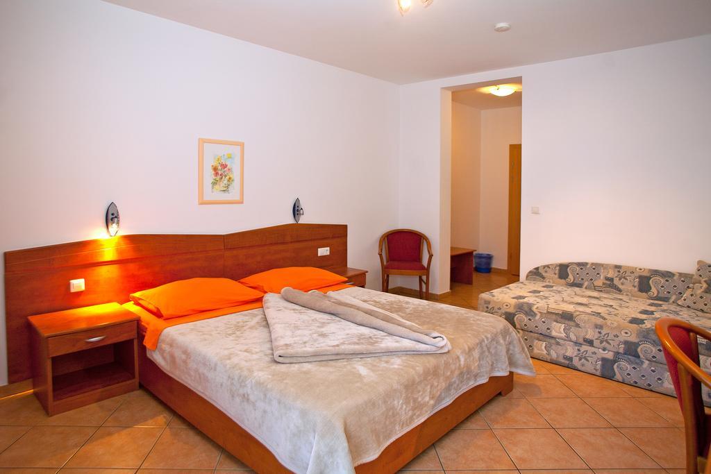 Guesthouse Villa Adria Малинска Экстерьер фото